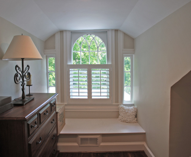 На фото: гостевая спальня среднего размера, (комната для гостей) в классическом стиле с бежевыми стенами и коричневым полом без камина с