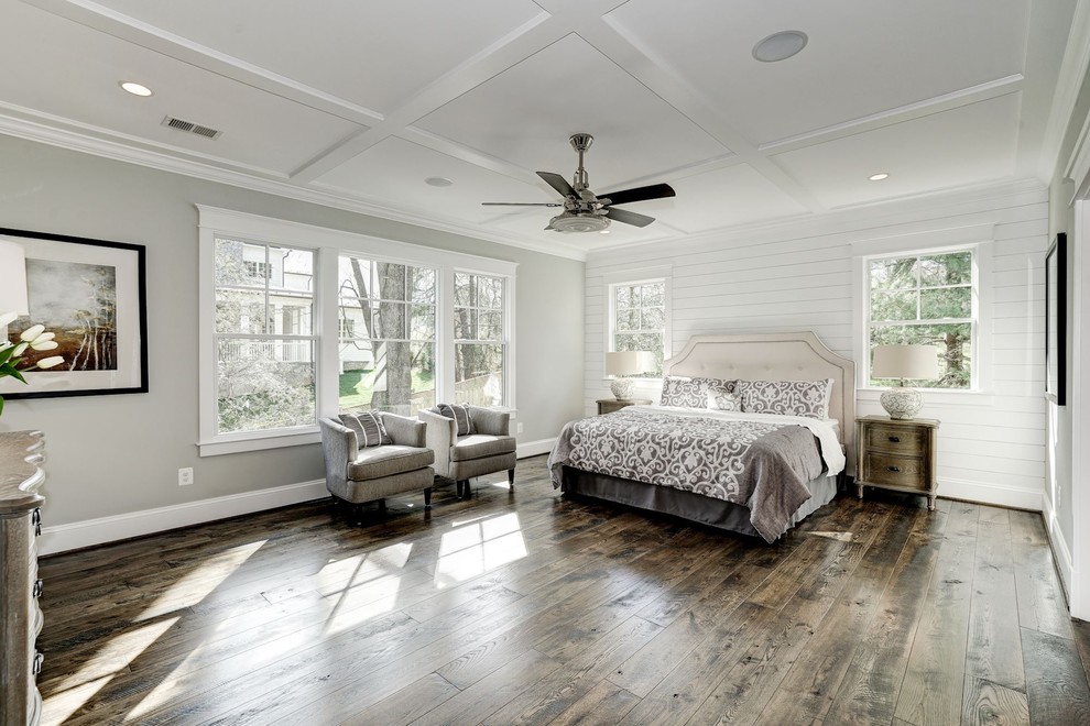 ワシントンD.C.にある広いカントリー風のおしゃれな主寝室 (グレーの壁、濃色無垢フローリング、暖炉なし、茶色い床、グレーとブラウン) のインテリア