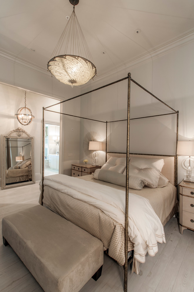 Foto de dormitorio principal clásico renovado de tamaño medio con paredes beige y suelo de madera pintada