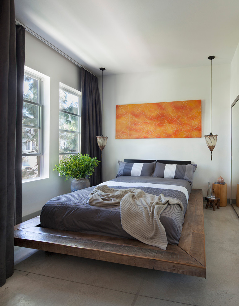 オレンジカウンティにある小さなインダストリアルスタイルのおしゃれな寝室 (白い壁、コンクリートの床、暖炉なし、グレーの床、グレーとブラウン)