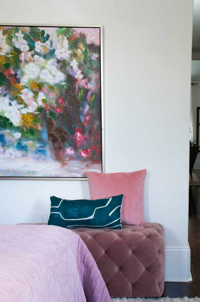 Idée de décoration pour une chambre parentale grise et rose tradition de taille moyenne avec un mur blanc, parquet foncé, aucune cheminée et un sol marron.