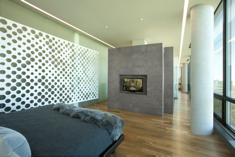 Cette photo montre une chambre moderne avec un sol en bois brun.