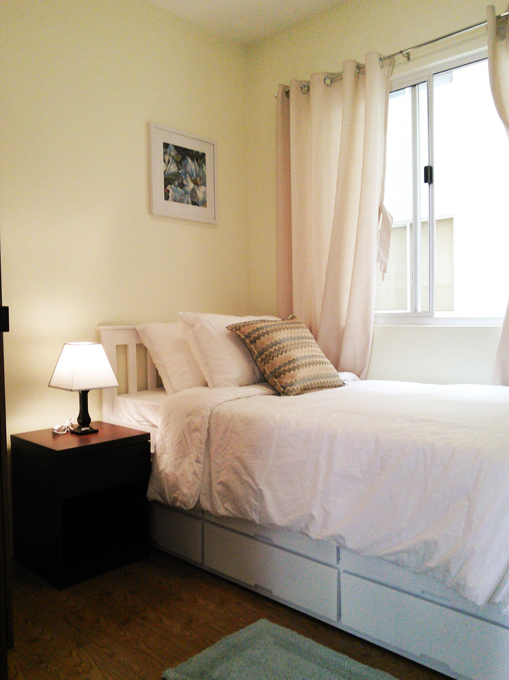 Стильный дизайн: маленькая гостевая спальня (комната для гостей) в современном стиле с бежевыми стенами и полом из винила без камина для на участке и в саду - последний тренд