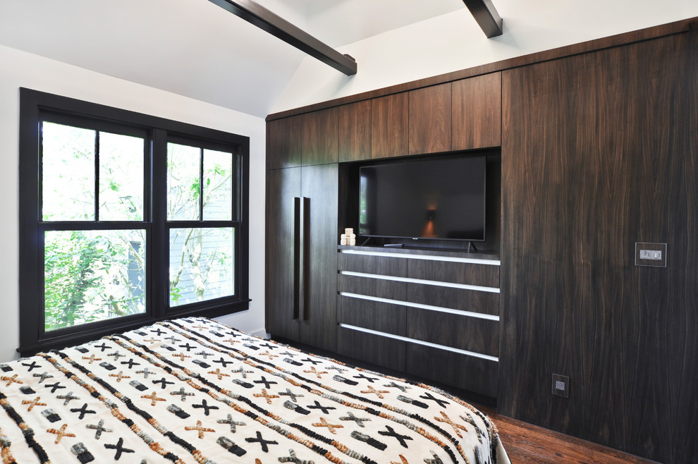 Kleines Modernes Hauptschlafzimmer mit weißer Wandfarbe, dunklem Holzboden und braunem Boden in Nashville