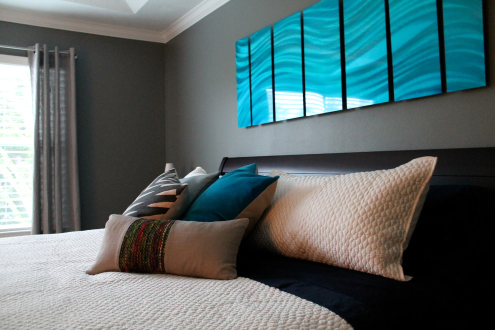 Идея дизайна: хозяйская спальня среднего размера в современном стиле с серыми стенами и ковровым покрытием