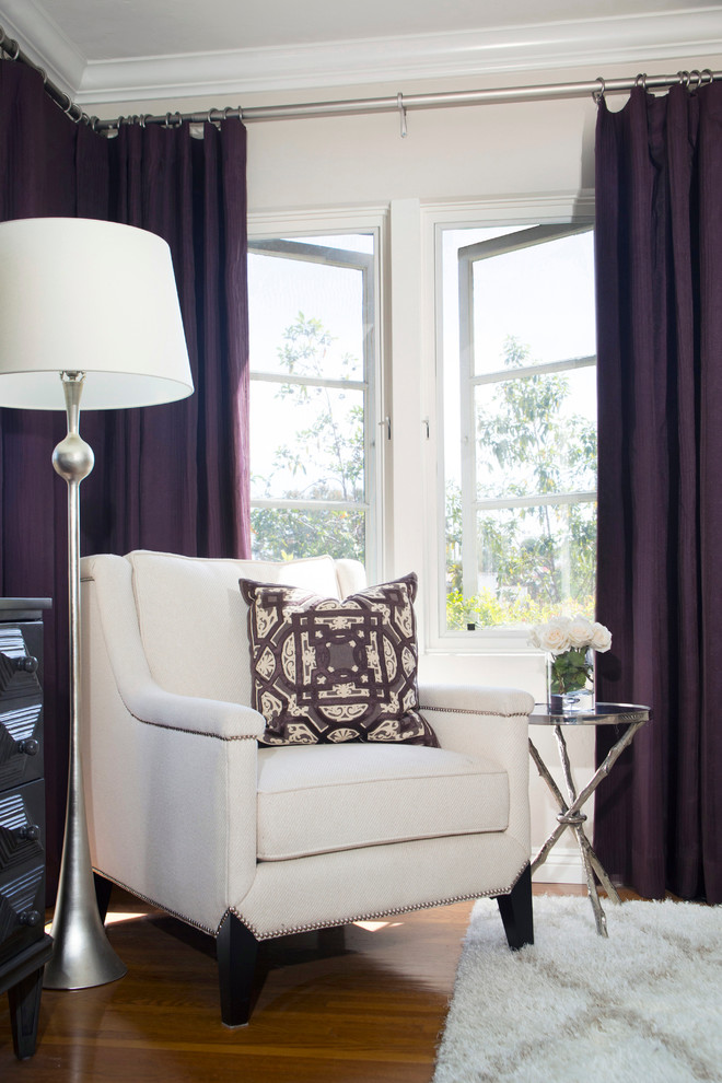 サンディエゴにある中くらいなコンテンポラリースタイルのおしゃれな主寝室 (紫の壁、無垢フローリング、暖炉なし)