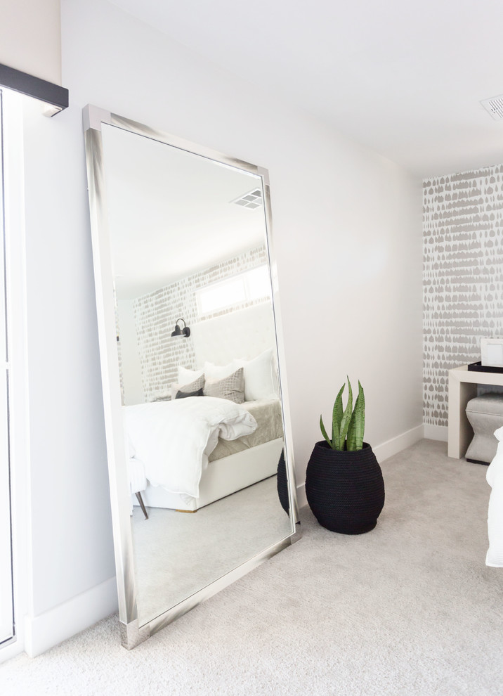 Стильный дизайн: большая хозяйская спальня в стиле неоклассика (современная классика) с серыми стенами, ковровым покрытием и серым полом без камина - последний тренд