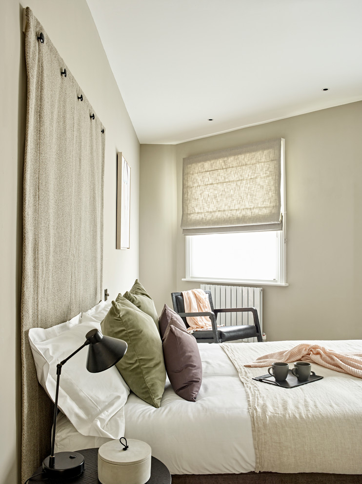 Источник вдохновения для домашнего уюта: гостевая спальня среднего размера, (комната для гостей) в современном стиле с серыми стенами, светлым паркетным полом и бежевым полом без камина