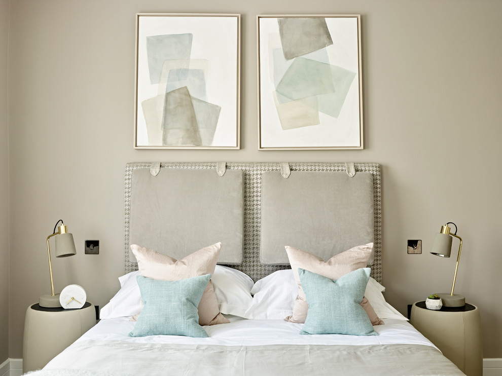 Foto de habitación de invitados contemporánea de tamaño medio sin chimenea con paredes grises, suelo de madera clara y suelo beige