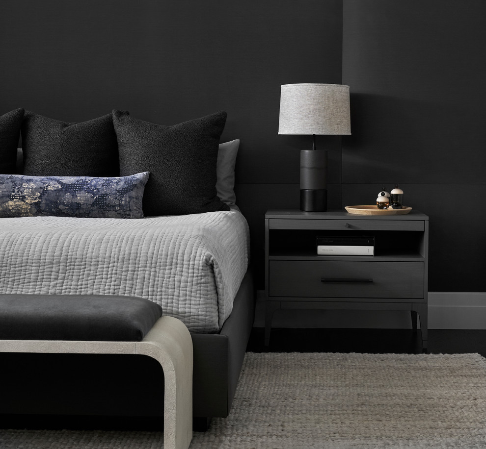 Свежая идея для дизайна: спальня в стиле неоклассика (современная классика) с черными стенами без камина - отличное фото интерьера