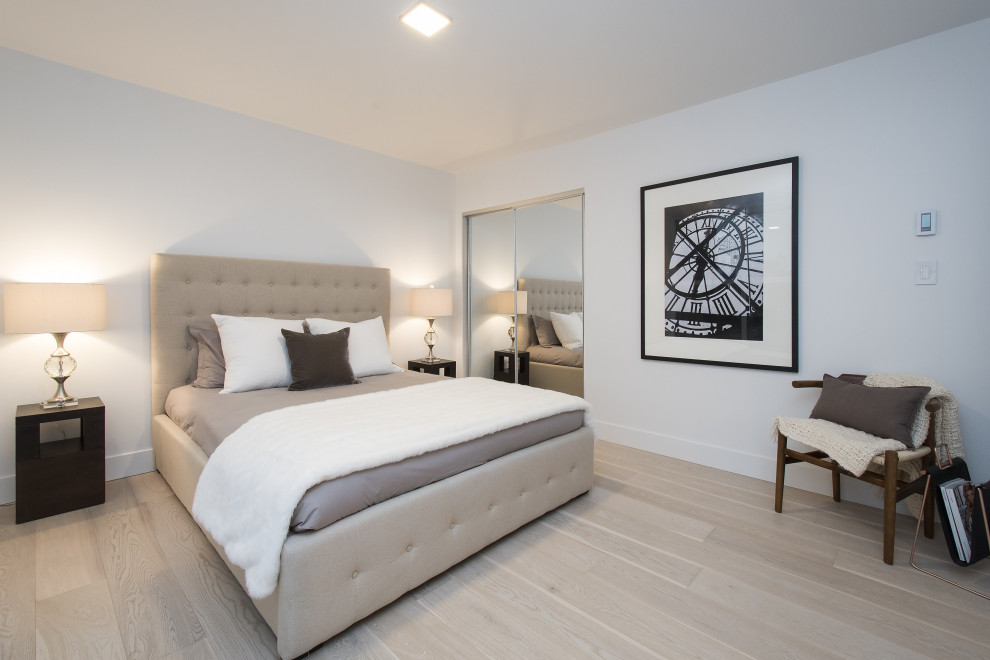 Imagen de dormitorio principal contemporáneo de tamaño medio con paredes blancas, suelo de madera clara y suelo beige