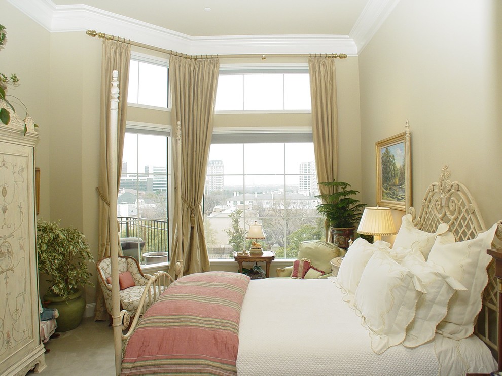 Foto på ett shabby chic-inspirerat sovrum, med beige väggar