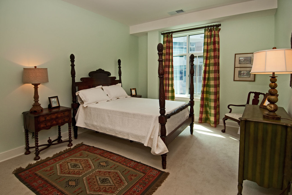 Immagine di una camera degli ospiti classica con pareti verdi e moquette