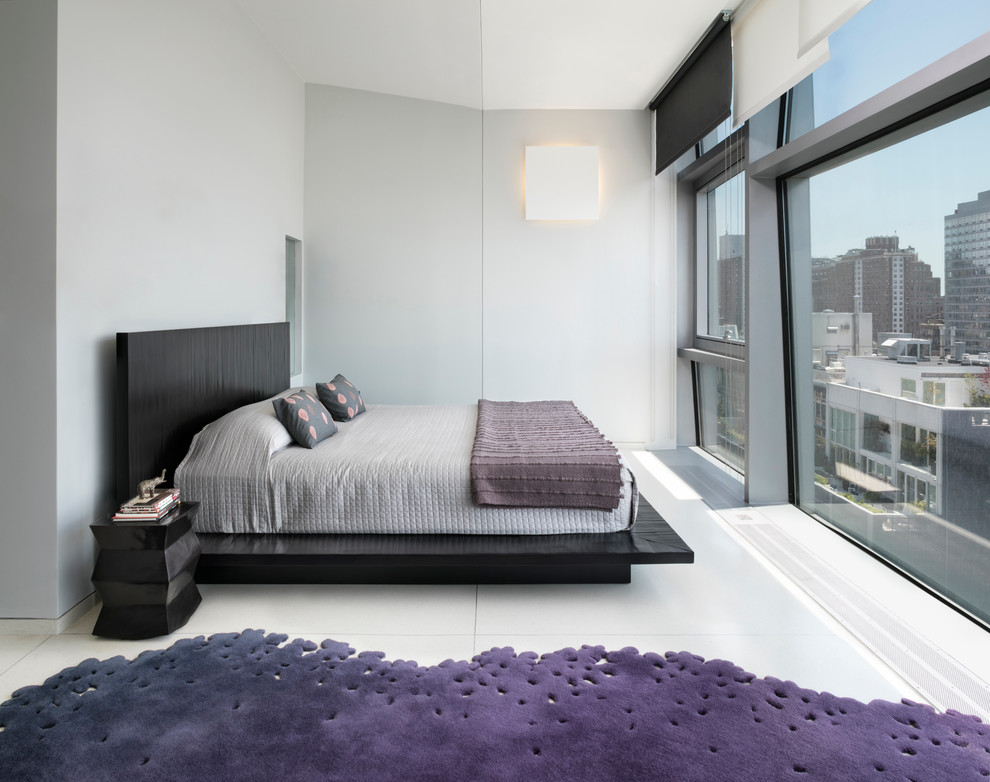 Свежая идея для дизайна: хозяйская спальня среднего размера в современном стиле с белыми стенами и мраморным полом - отличное фото интерьера
