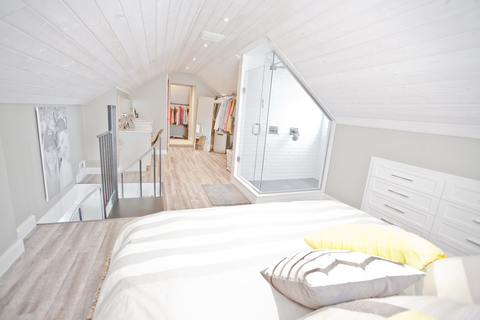 Идея дизайна: большая спальня на антресоли в современном стиле с серыми стенами и светлым паркетным полом