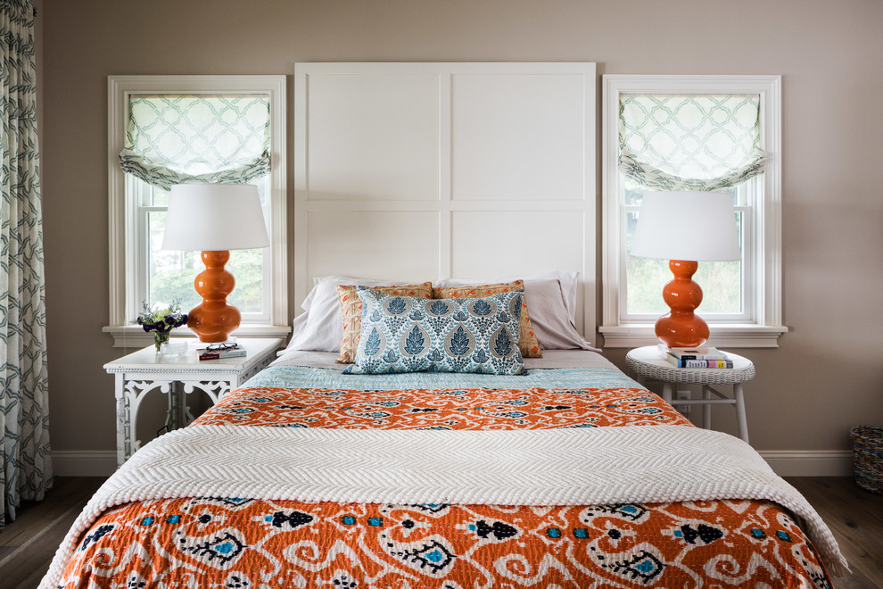 Ejemplo de dormitorio principal clásico renovado de tamaño medio sin chimenea con paredes beige, suelo de madera en tonos medios y suelo marrón