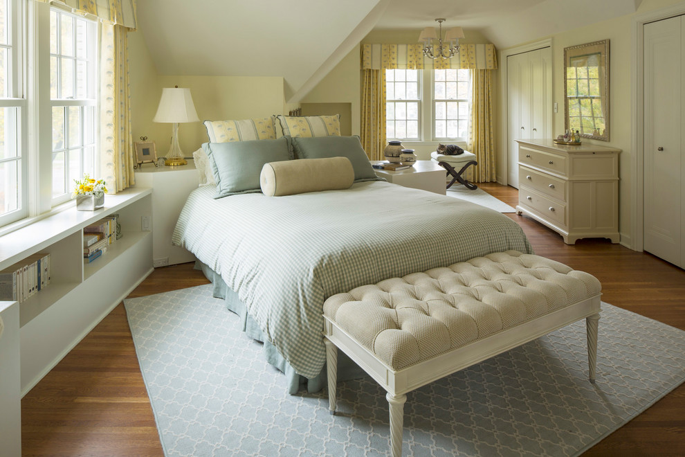 Стильный дизайн: хозяйская спальня среднего размера в стиле кантри с желтыми стенами, паркетным полом среднего тона и коричневым полом - последний тренд