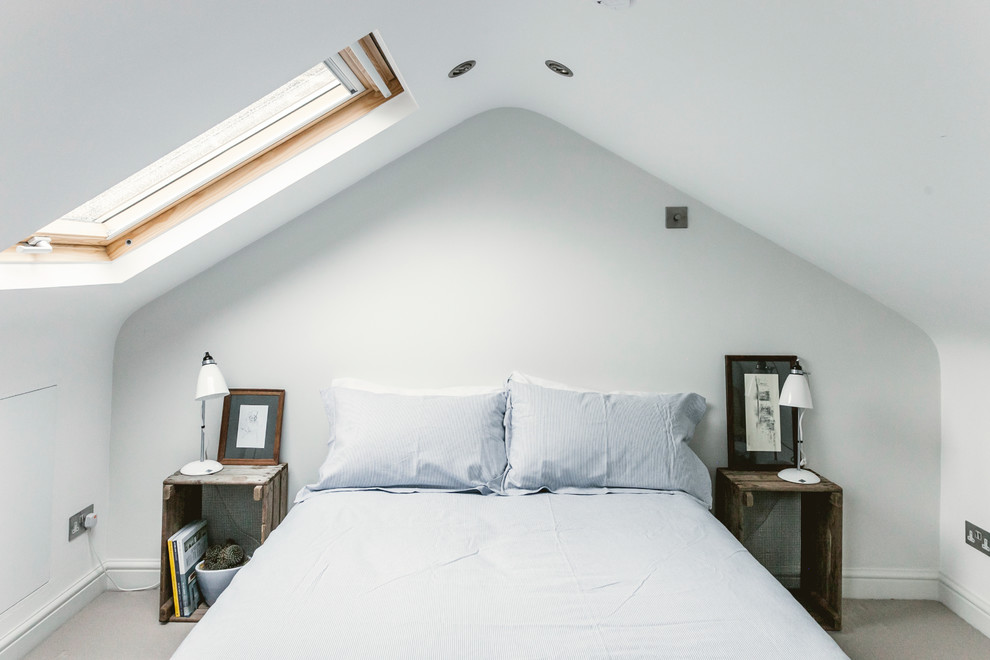 Exempel på ett lantligt sovrum, med vita väggar, heltäckningsmatta och grått golv