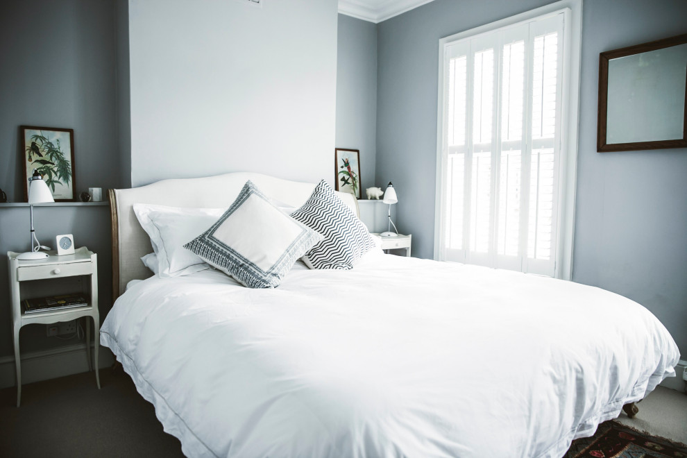 Идея дизайна: хозяйская спальня в современном стиле с серыми стенами, ковровым покрытием и серым полом