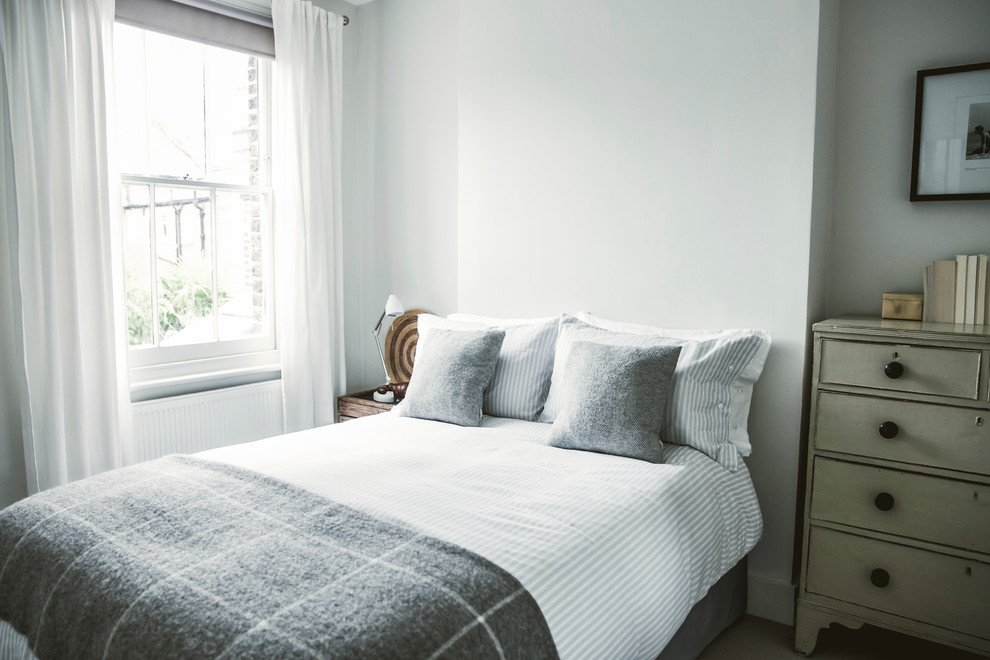 Landhaus Schlafzimmer mit weißer Wandfarbe, Teppichboden und beigem Boden in London