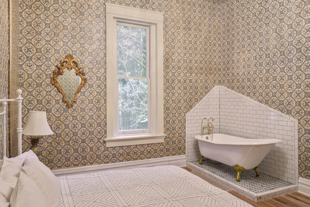 ナッシュビルにあるトラディショナルスタイルのおしゃれな寝室 (マルチカラーの壁、無垢フローリング) のインテリア