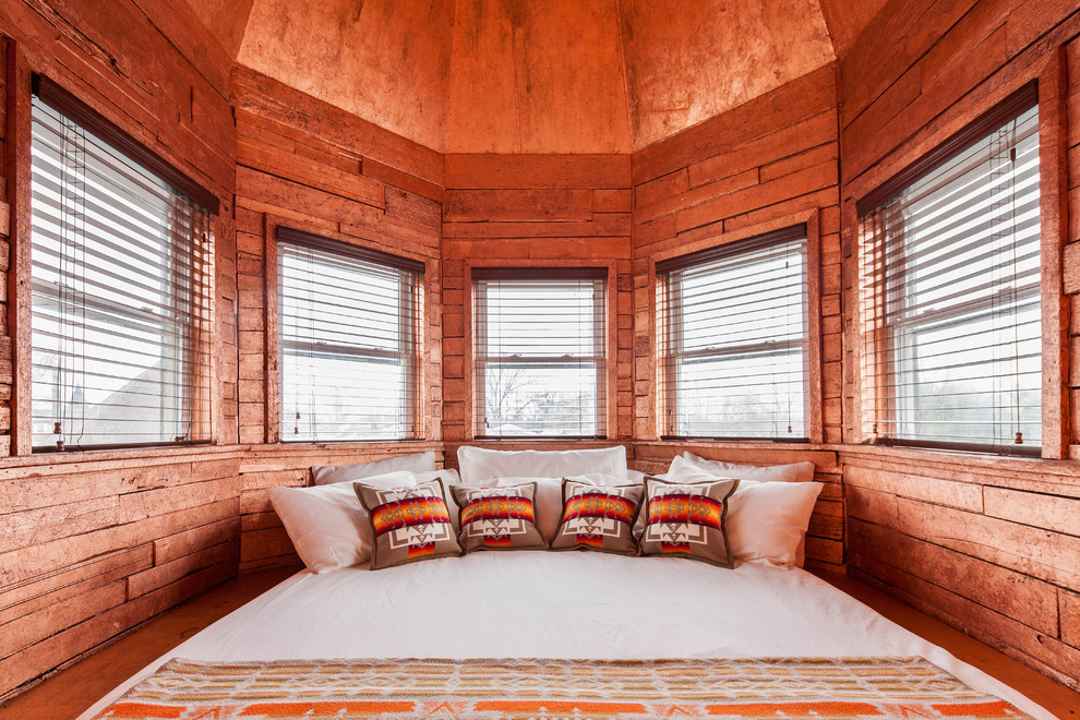 Mediterranes Schlafzimmer mit brauner Wandfarbe in Nashville