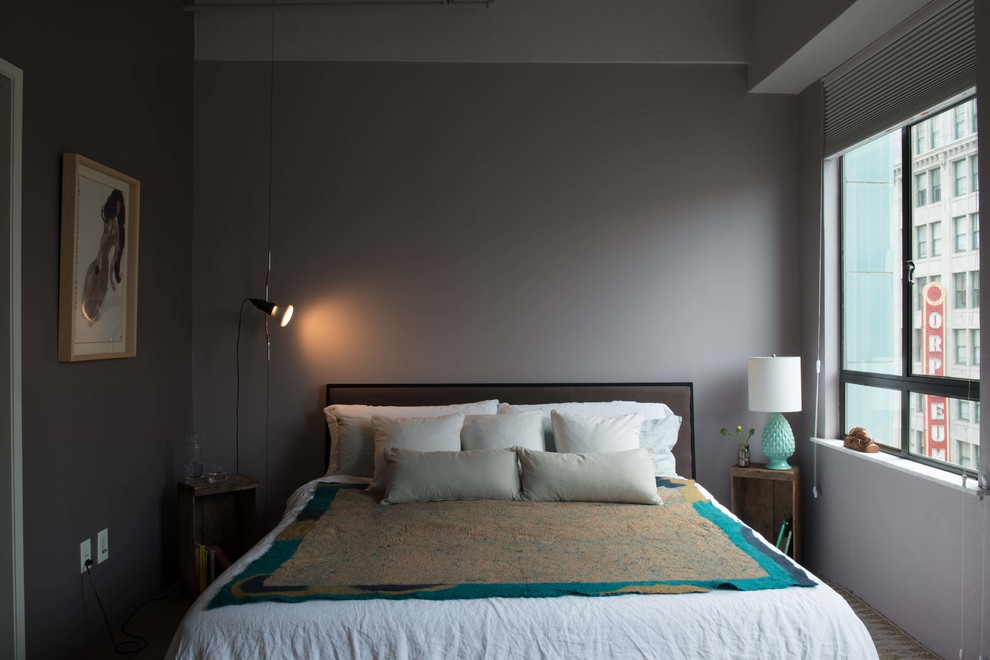 Стильный дизайн: гостевая спальня среднего размера, (комната для гостей) в стиле лофт с серыми стенами и бетонным полом без камина - последний тренд
