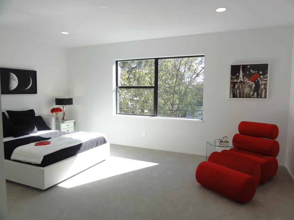 На фото: гостевая спальня среднего размера, (комната для гостей) в стиле модернизм с белыми стенами и ковровым покрытием без камина
