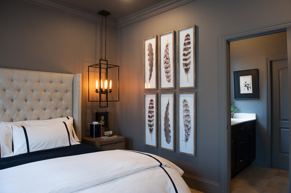 Immagine di una camera matrimoniale minimalista di medie dimensioni con pareti grigie, moquette e pavimento beige