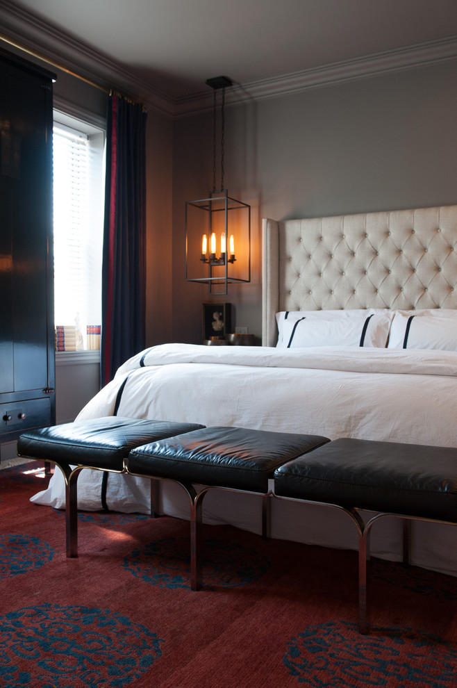 На фото: хозяйская спальня среднего размера в стиле модернизм с серыми стенами, ковровым покрытием и красным полом с