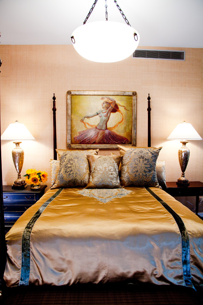 Immagine di una piccola camera degli ospiti con pareti beige e nessun camino