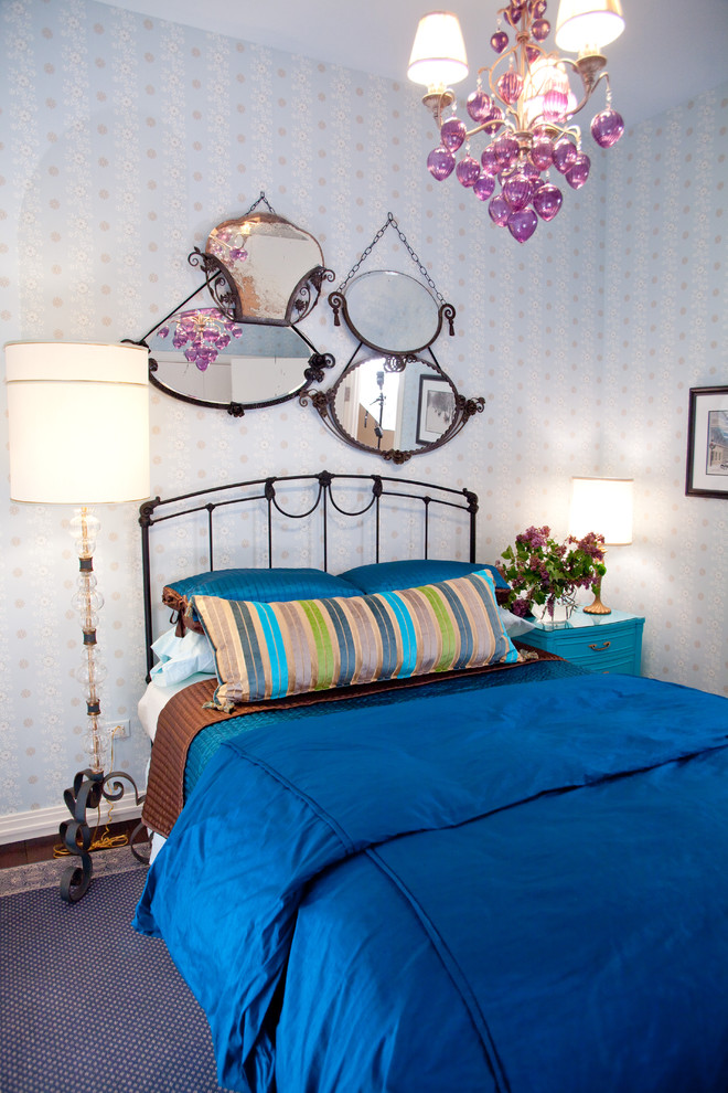 Идея дизайна: спальня в стиле фьюжн с разноцветными стенами