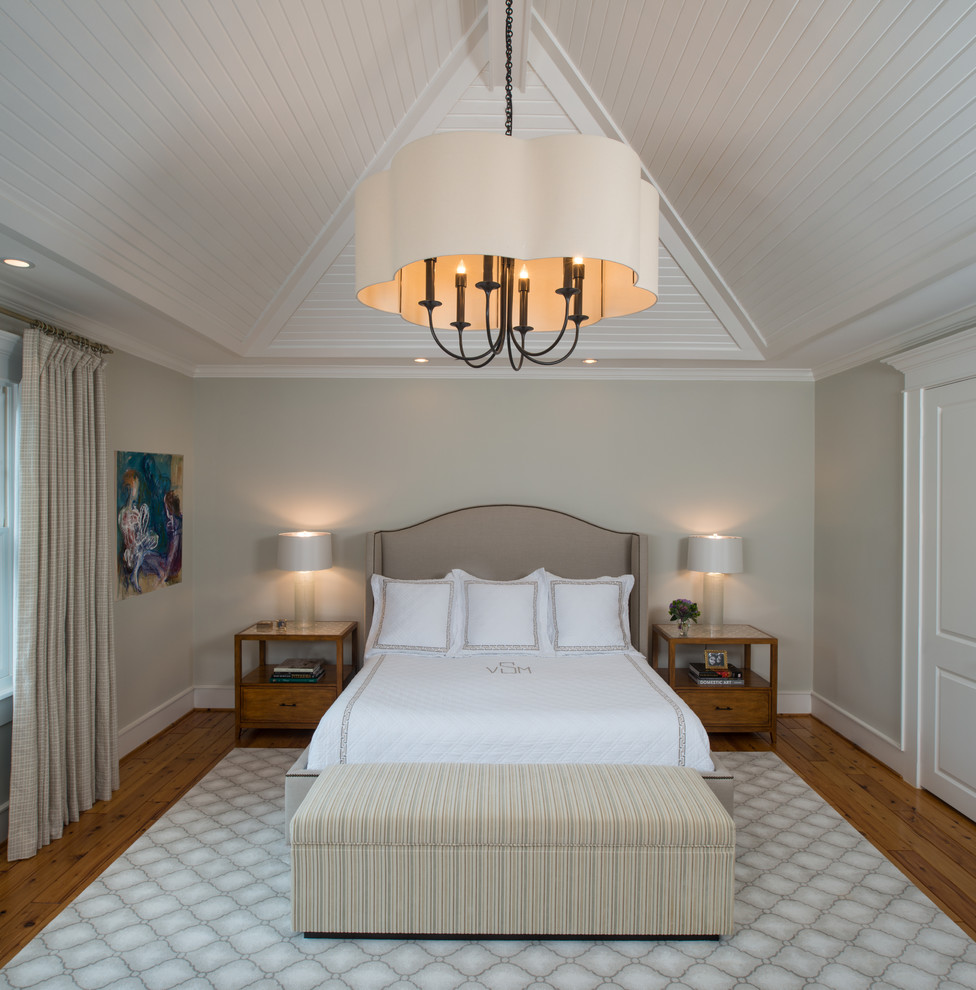 Imagen de dormitorio principal clásico grande sin chimenea con paredes grises y suelo de madera clara