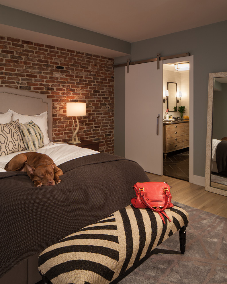 Imagen de habitación de invitados industrial de tamaño medio con paredes grises, suelo de madera clara y suelo beige