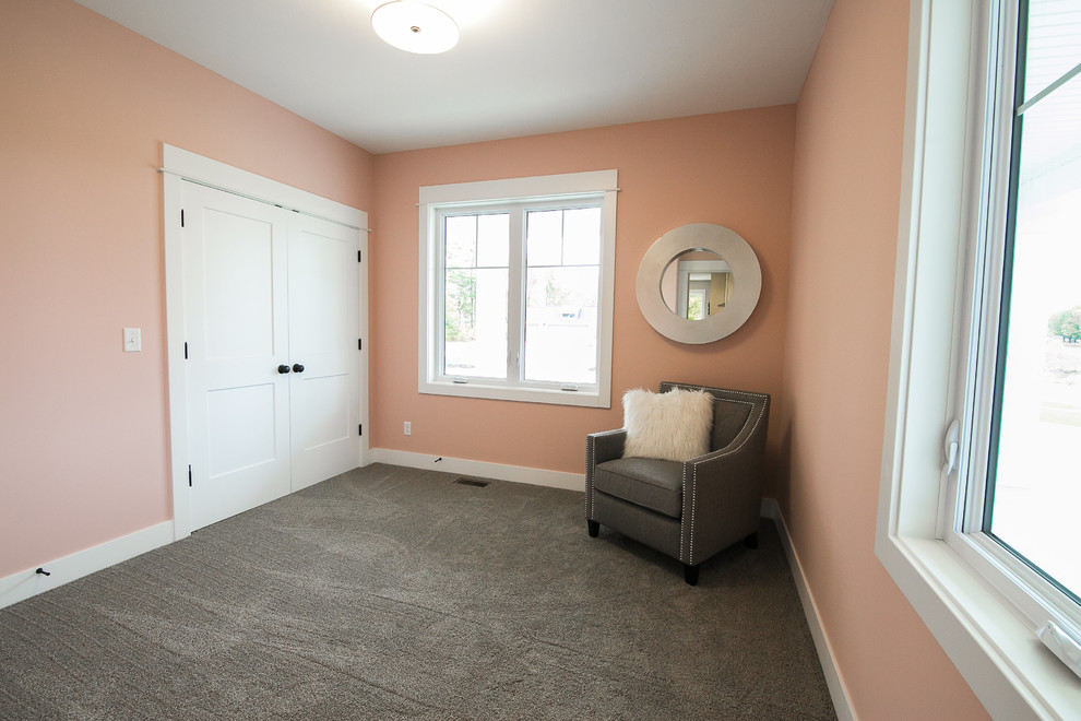Пример оригинального дизайна: маленькая гостевая спальня (комната для гостей) в классическом стиле с розовыми стенами, ковровым покрытием и серым полом для на участке и в саду