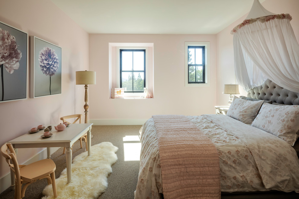 Mittelgroßes Country Gästezimmer mit rosa Wandfarbe, Teppichboden und grauem Boden in San Francisco
