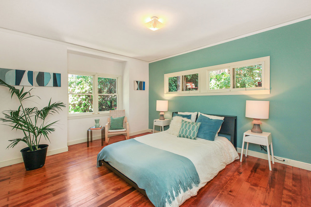Imagen de dormitorio de estilo de casa de campo con paredes azules y suelo de madera oscura