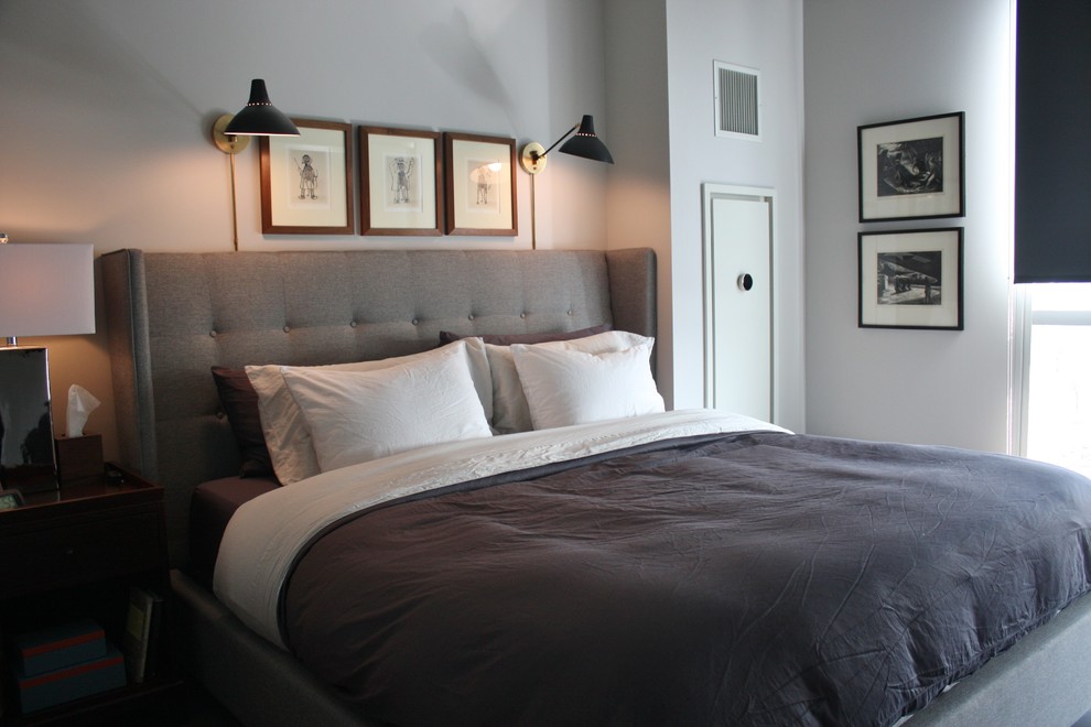 Imagen de dormitorio principal minimalista pequeño con paredes grises y suelo de madera oscura