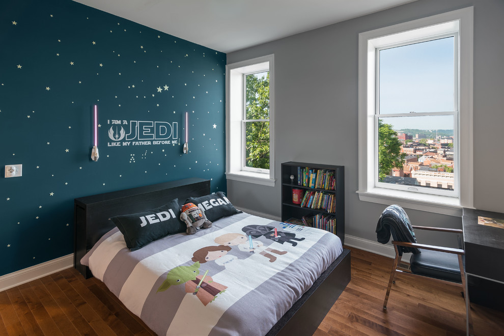 На фото: гостевая спальня среднего размера, (комната для гостей) в стиле фьюжн с серыми стенами и темным паркетным полом без камина с