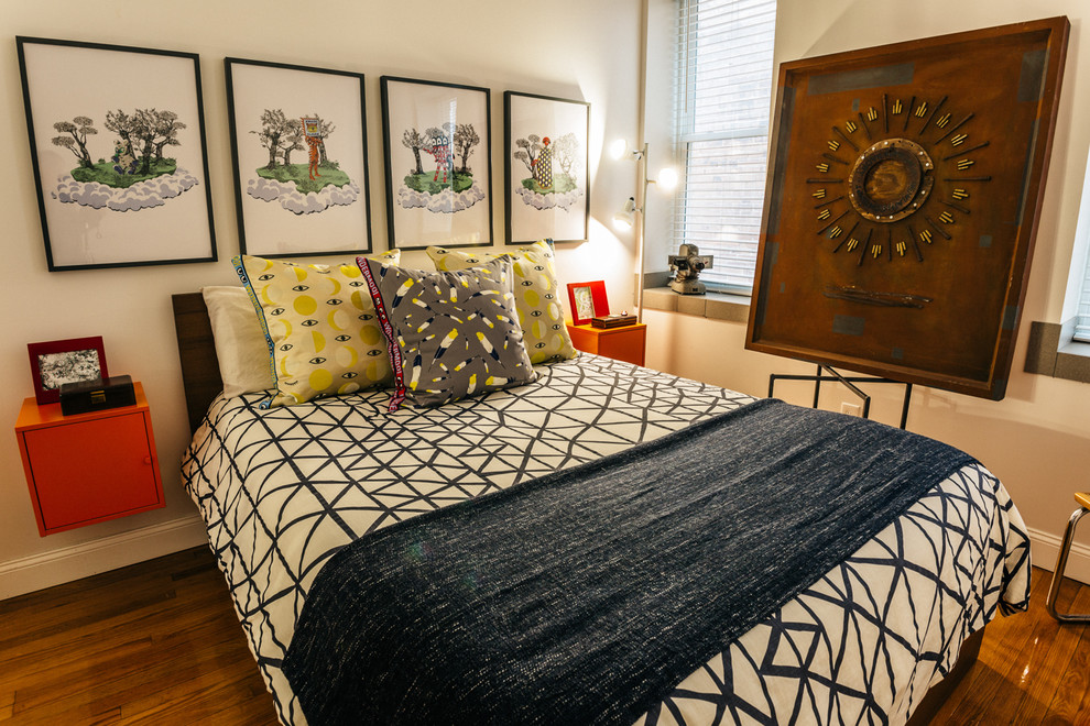 Ejemplo de habitación de invitados moderna pequeña con paredes beige, suelo de madera en tonos medios y suelo marrón