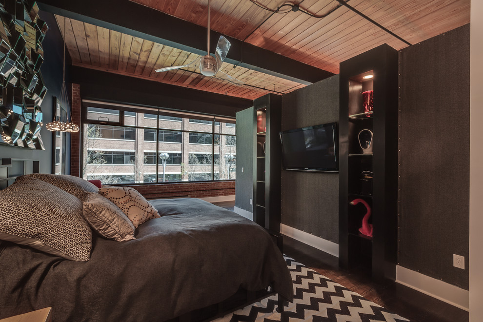 Стильный дизайн: хозяйская спальня среднего размера в стиле лофт с черными стенами, деревянным полом и коричневым полом без камина - последний тренд