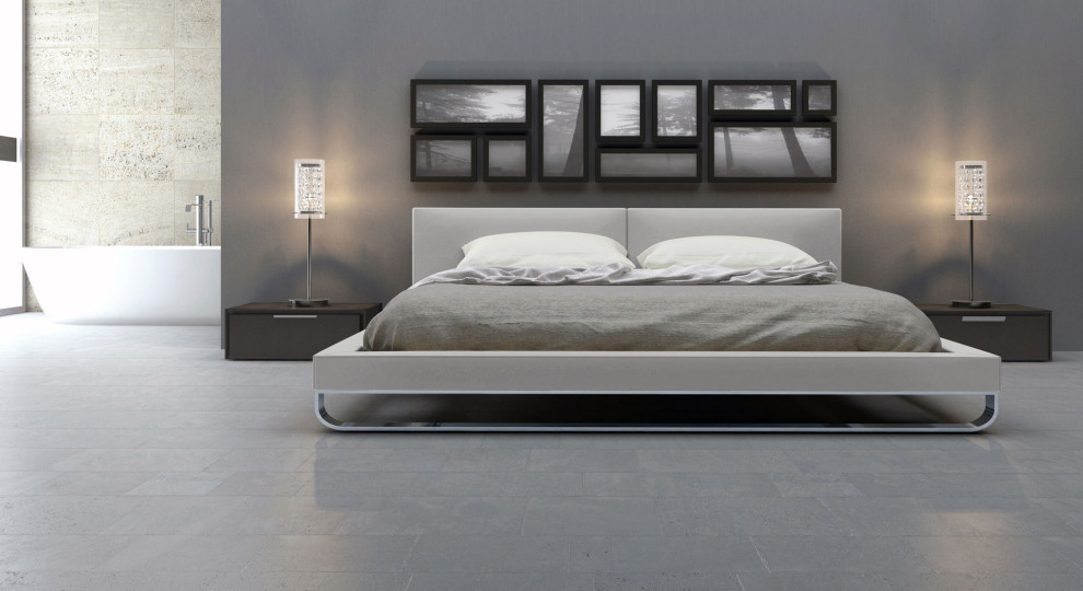Foto de dormitorio principal urbano de tamaño medio con paredes beige, suelo de madera clara y suelo gris