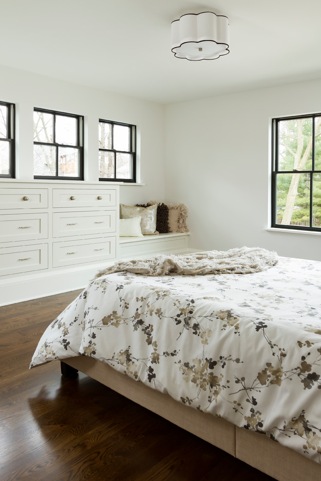 На фото: большая хозяйская спальня в стиле неоклассика (современная классика) с белыми стенами, темным паркетным полом и коричневым полом без камина