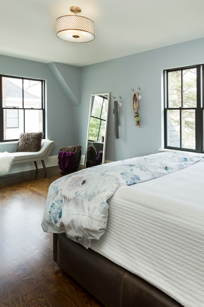 На фото: большая гостевая спальня (комната для гостей) в стиле неоклассика (современная классика) с синими стенами, темным паркетным полом и коричневым полом без камина