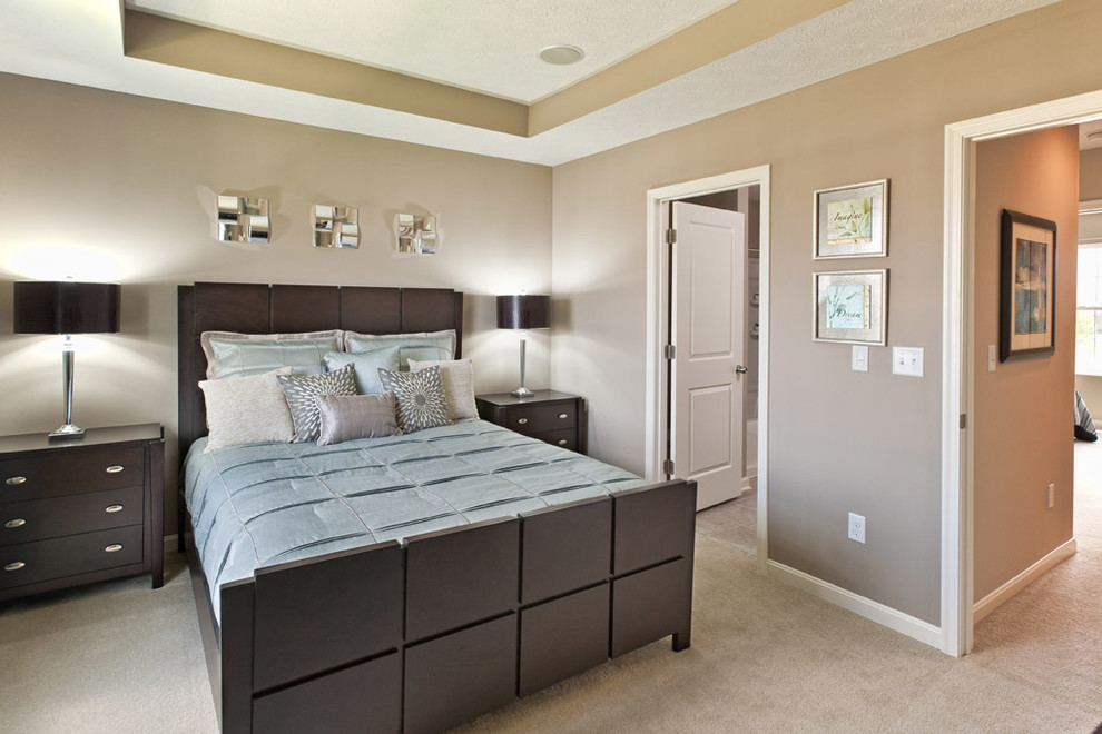 Idées déco pour une chambre contemporaine de taille moyenne avec un mur beige, aucune cheminée et un sol beige.