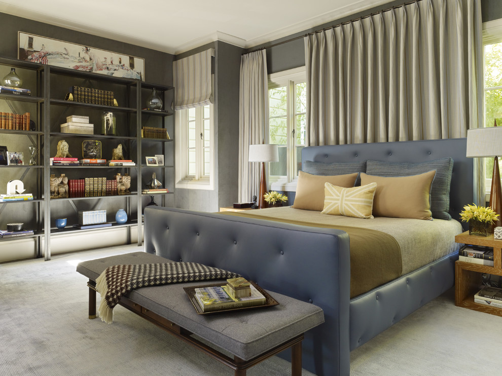Пример оригинального дизайна: спальня в современном стиле с серыми стенами и ковровым покрытием без камина