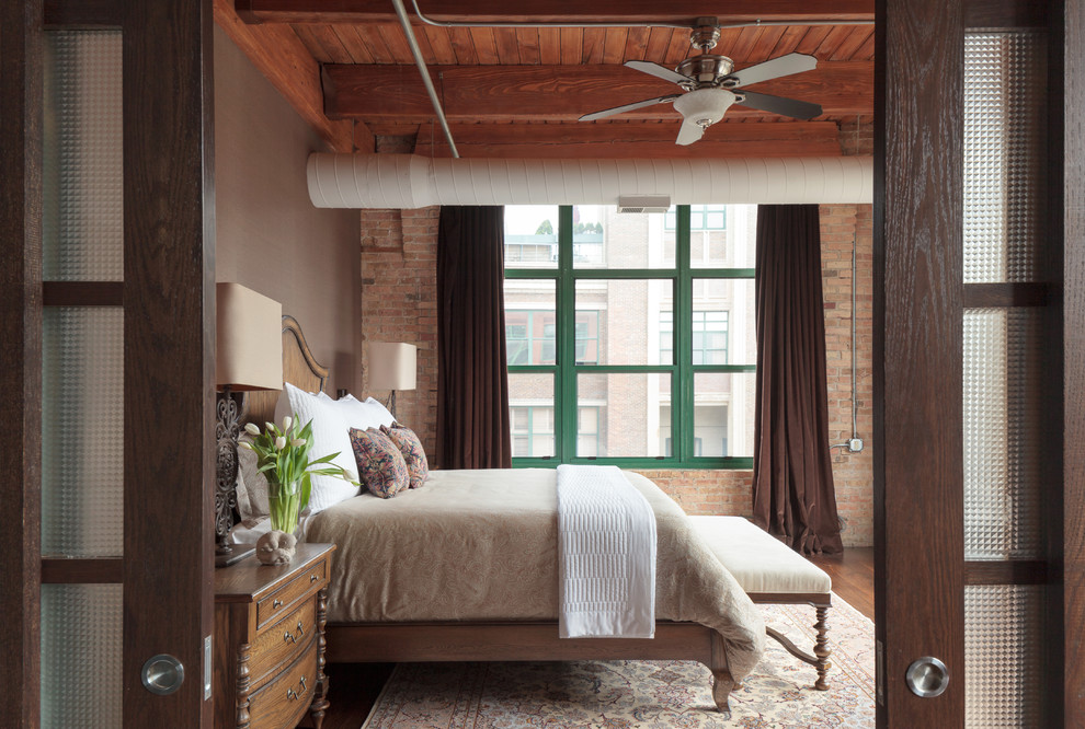 Industrial Schlafzimmer mit grauer Wandfarbe, dunklem Holzboden und braunem Boden in Denver