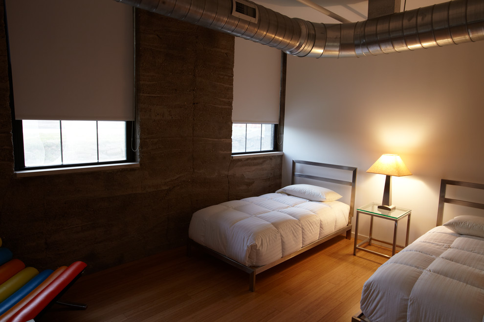 Inspiration för moderna sovrum, med vita väggar och bambugolv