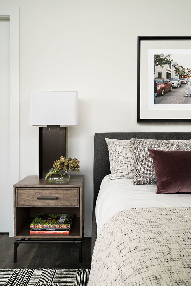 Foto de dormitorio principal urbano de tamaño medio con paredes grises, suelo de madera en tonos medios y suelo gris