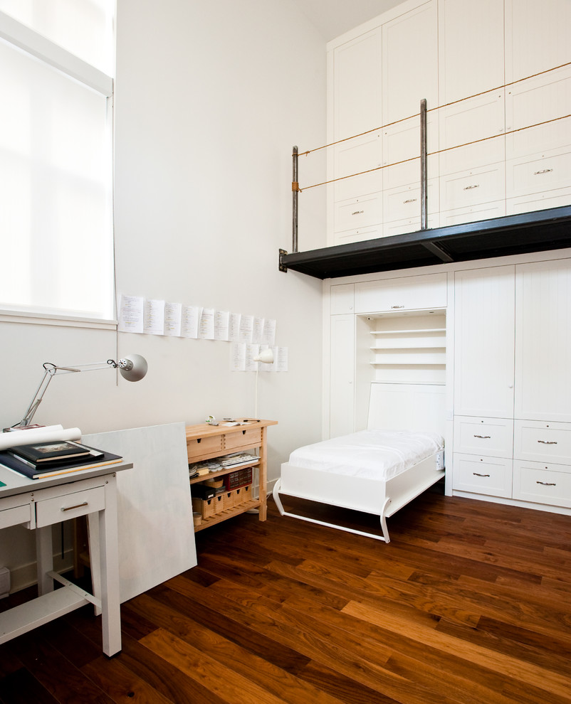 Свежая идея для дизайна: спальня на мансарде в современном стиле с белыми стенами - отличное фото интерьера
